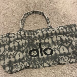 ALO Yoga Gray and Black Shoulder Bag tie dye